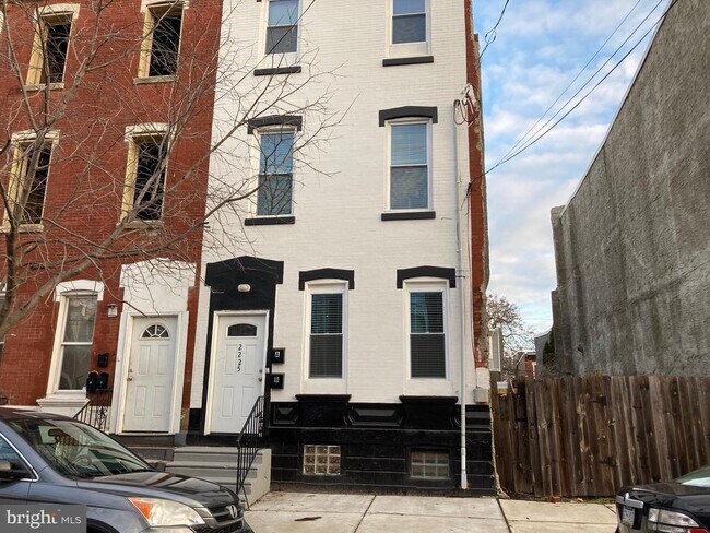 Building Photo - 2225 W Thompson St