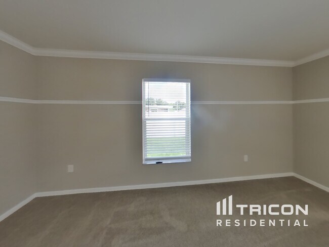 Building Photo - 2704 Oak Hammock Loop