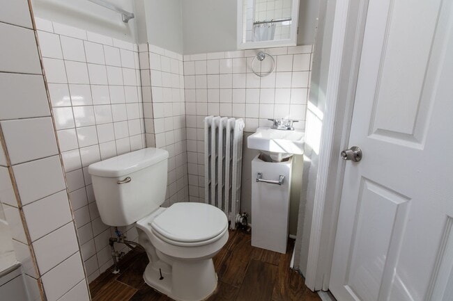 Building Photo - 3 bedroom, 1 bathroom row home located in ...