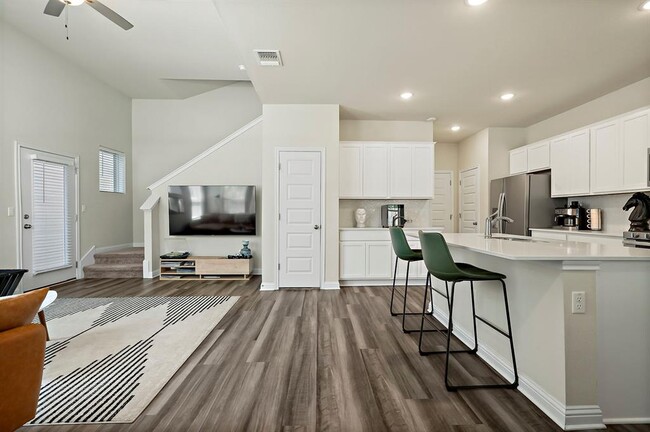 Building Photo - 8013 Lennon Dr