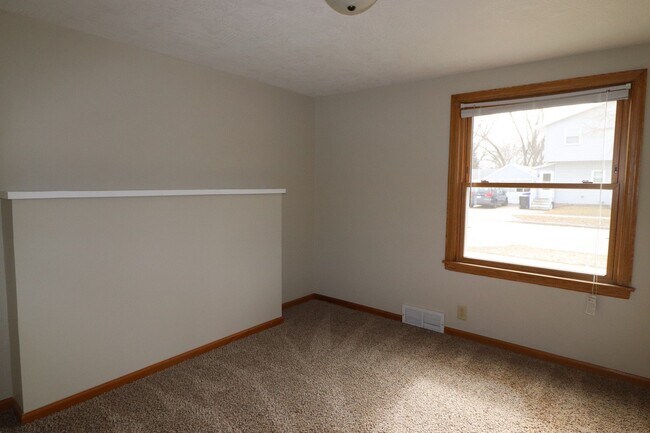 Building Photo - Refurbished 4-Bedroom Home