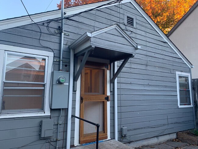 Building Photo - 748 W 8th Ave