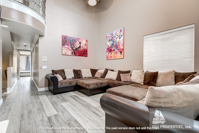 Building Photo - Gorgeous, Large downtown Huntington Beach Vacation Rental