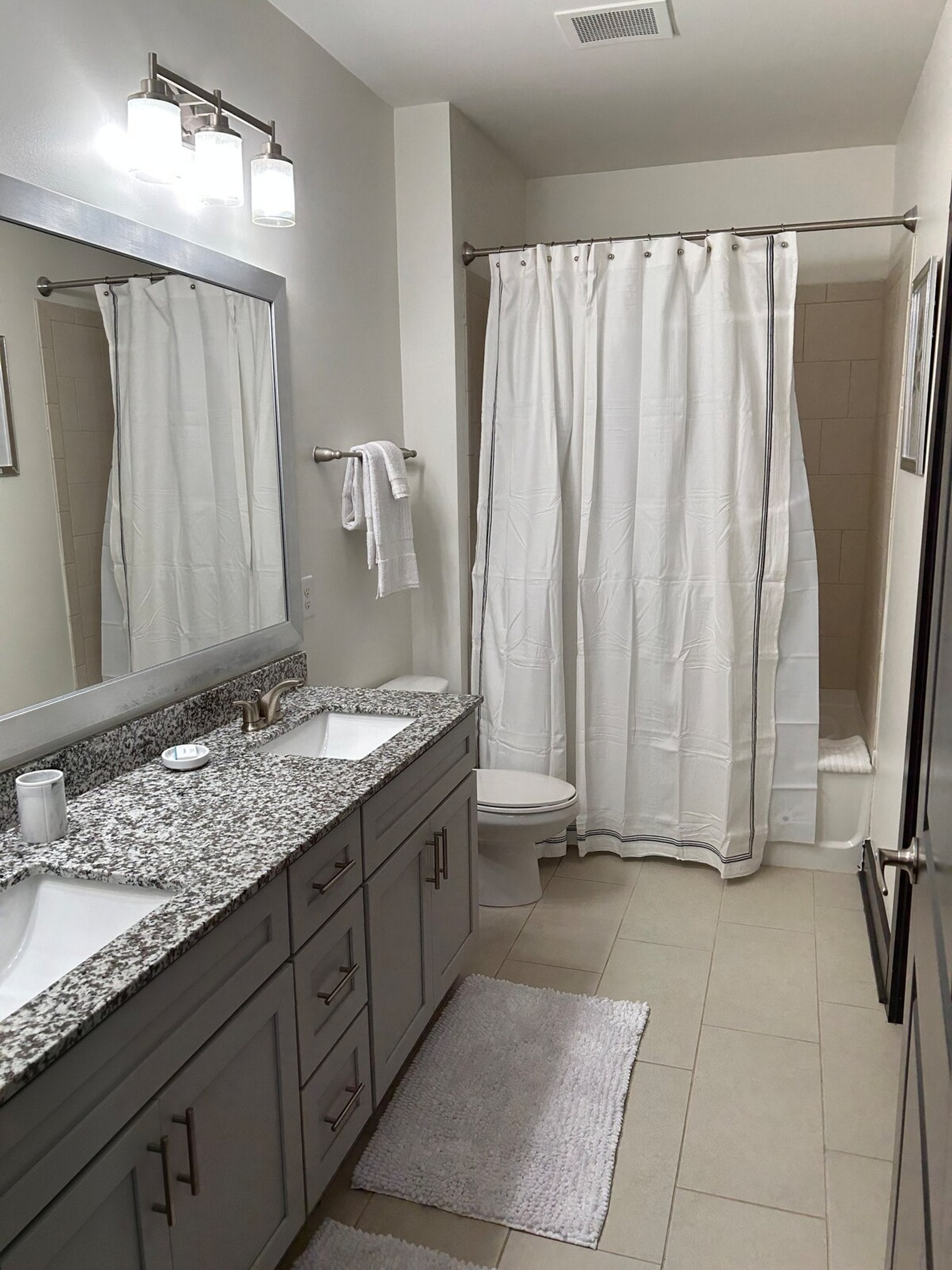 Building Photo - 401 W Trade St