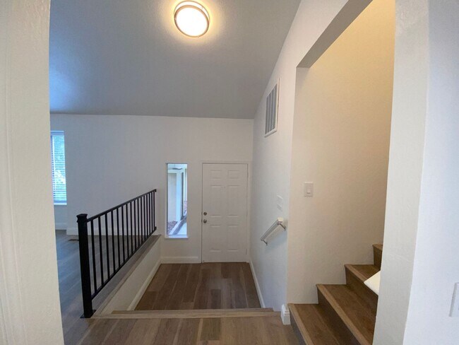 Building Photo - Modern 4 Bedroom, 3 Bath House - Near Died...
