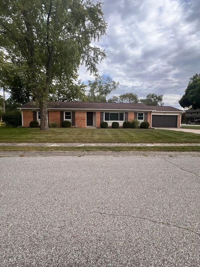 Primary Photo - Cozy 3 BR Home in Convenient Location - Sh...