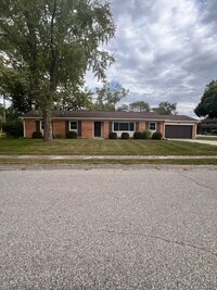 Building Photo - Cozy 3 BR Home in Convenient Location - Sh...