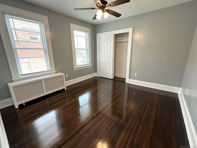 Building Photo - 433 Ridgefield Ave
