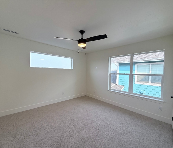Building Photo - 604 Holstein Way