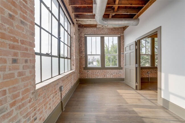 Building Photo - 709 W Magnolia Ave