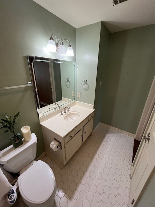 Building Photo - Elegant Colonial Style 2 Bedroom 2 and a half Bathroom Townhome in Little Rock