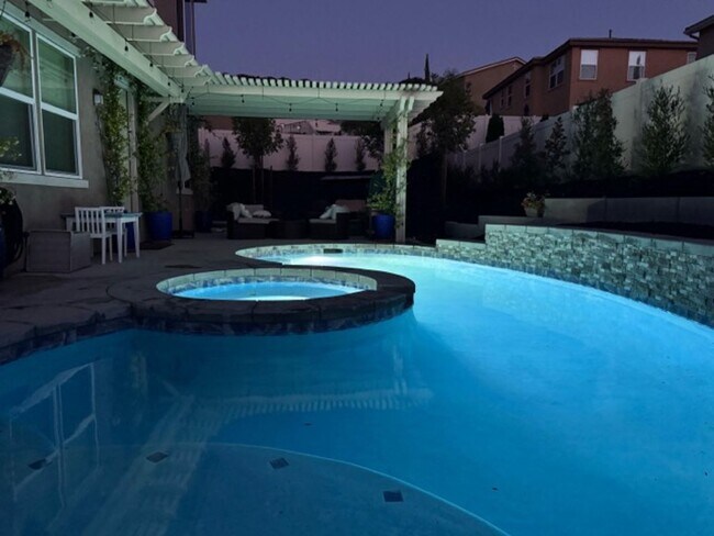 Building Photo - Stunning 5 Bedroom + Office Home with Priv...