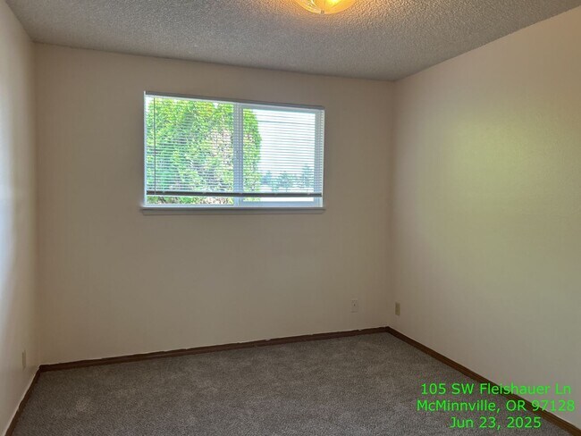 Building Photo - 103-105 SW Fleishauer Lane