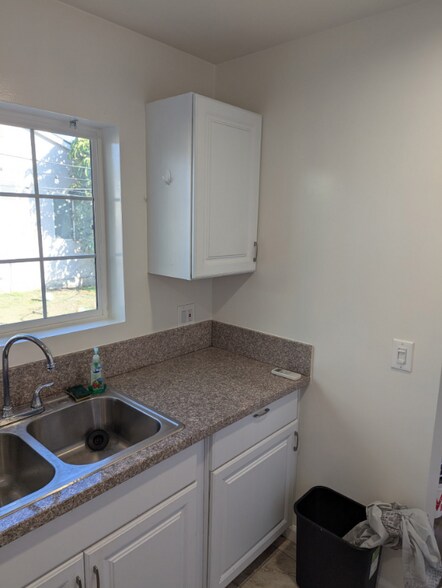 Building Photo - 15043 Larkspur St