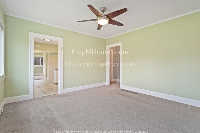 Building Photo - Charming Three Bedroom Home in Hazelwood!