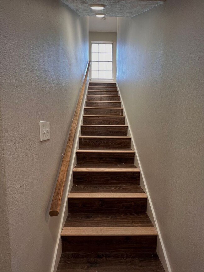 Building Photo - Updated 2 bed 2.5 bath steps away from Campus!