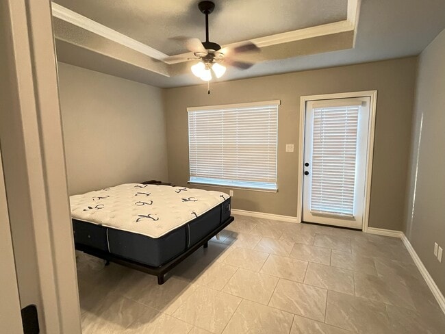 Building Photo - 905 Roadrunner Spur