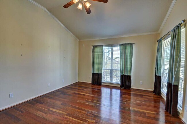 Building Photo - 6607 Lake Woodlands Dr