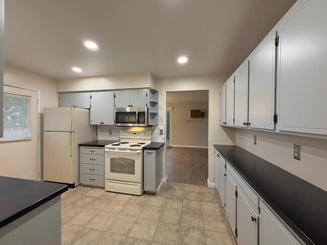 Building Photo - 1307 E 30th Ave