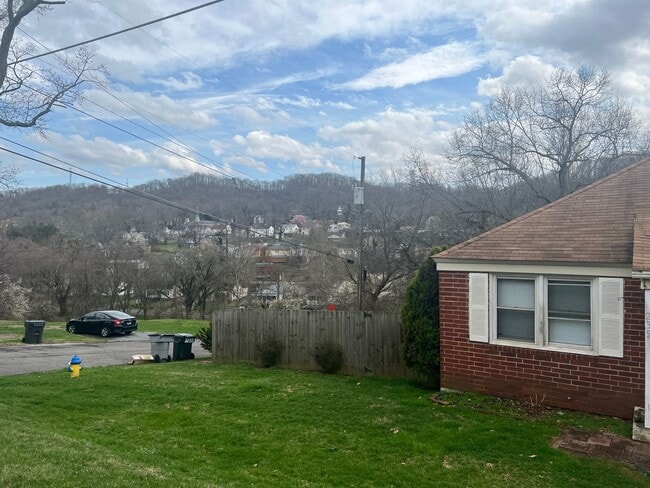 Building Photo - RARE CARSON LANE DUPLEX AVAILABLE