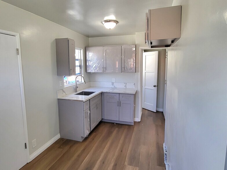 Building Photo - 6120 S Wilton Pl