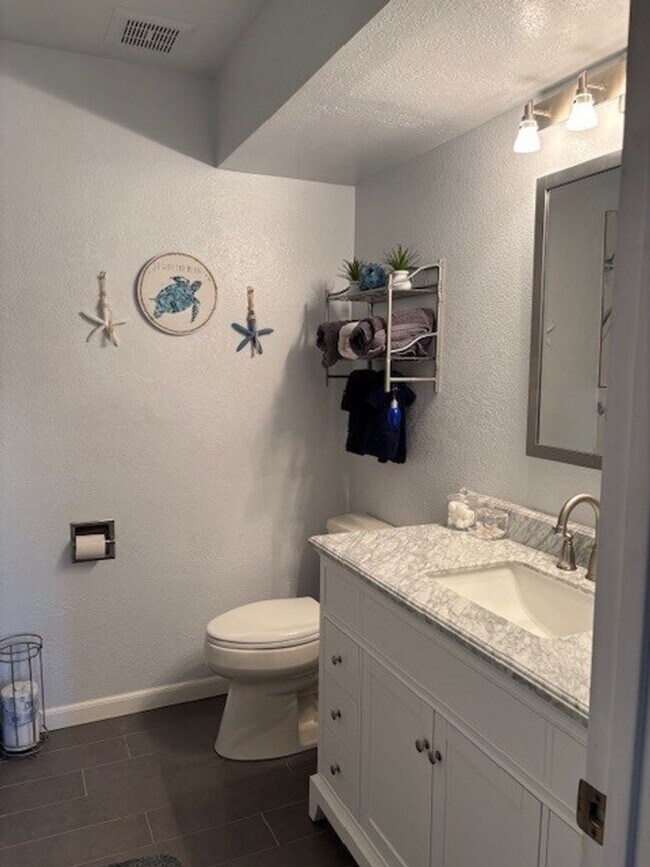 Building Photo - Lovely Updated 2bed/2bath Home in desert landscape of 45+ Active Adult Community of Leisure World...