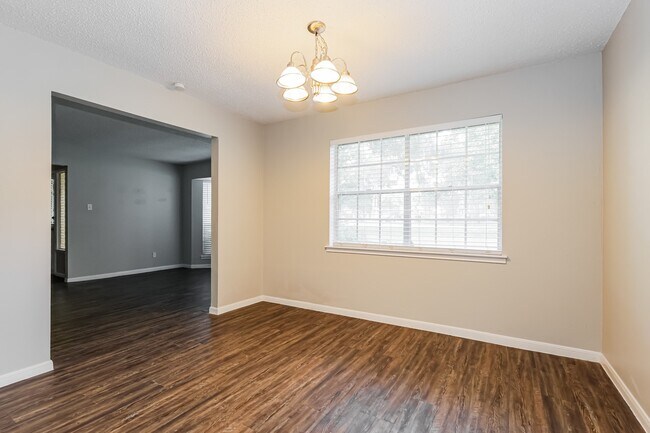 Building Photo - 26218 Maplewood Dr