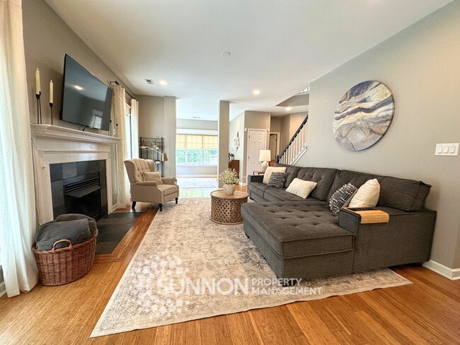 Building Photo - Spacious 3 bed, 2.5 bath with large bonus