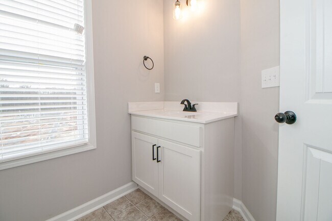 Building Photo - 1115-D6 Hillwood Dr
