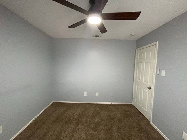 Building Photo - 818 Summit Dr