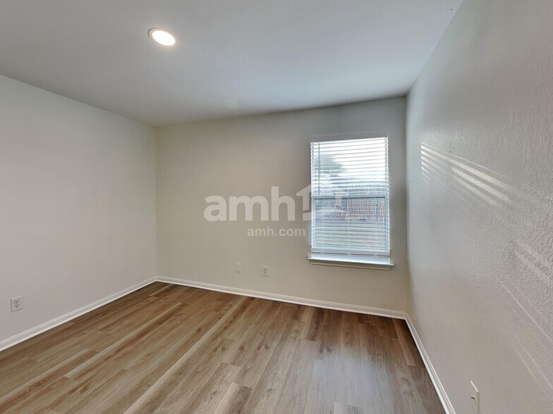 Building Photo - 1701 Amberwood Loop
