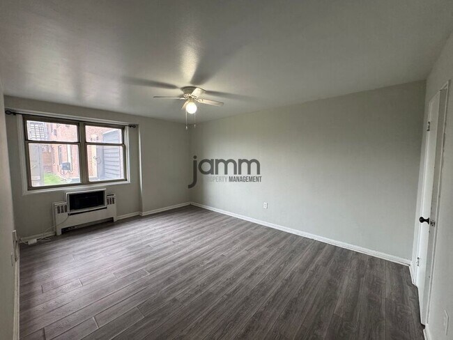 Building Photo - 11820 Edgewater Dr