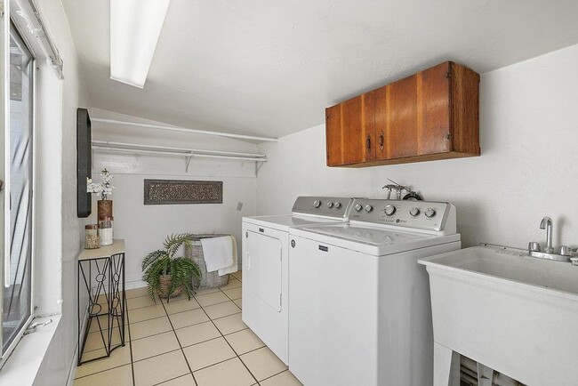 Building Photo - 1021 Leona Ct