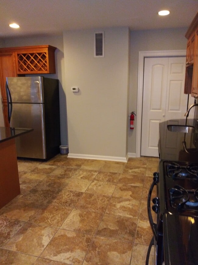 Building Photo - 733 Carpenter St