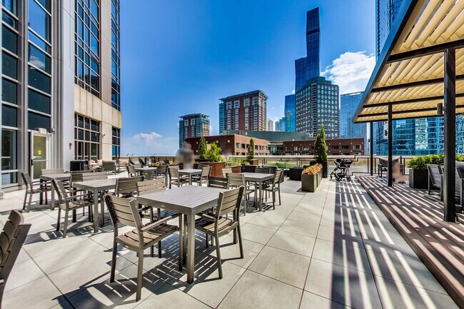 Building Photo - 512 N McClurg Ct