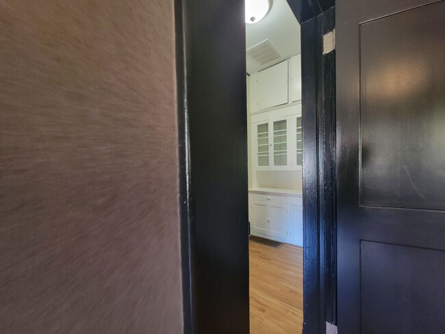 Building Photo - 10ft Ceilings - Chandeliers - Linen Gold S...