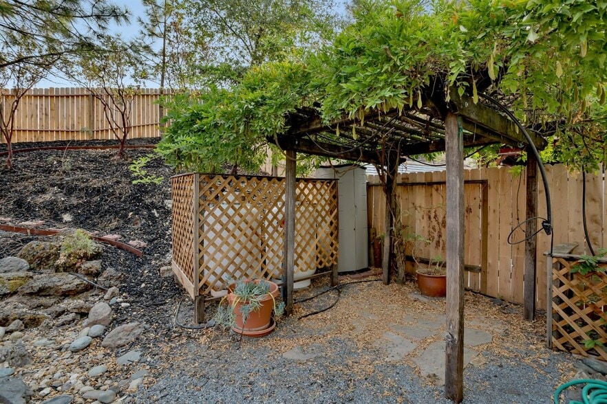 A view of the right side of the backyard. - 3038 Courtside Dr