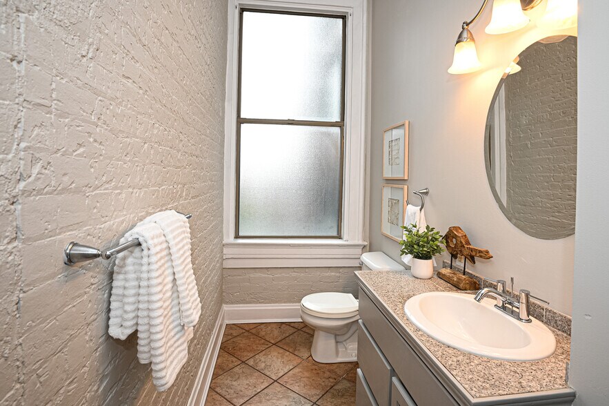 Building Photo - 1343 Main St