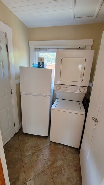 W&D & Fridge - 875 Harding Ave