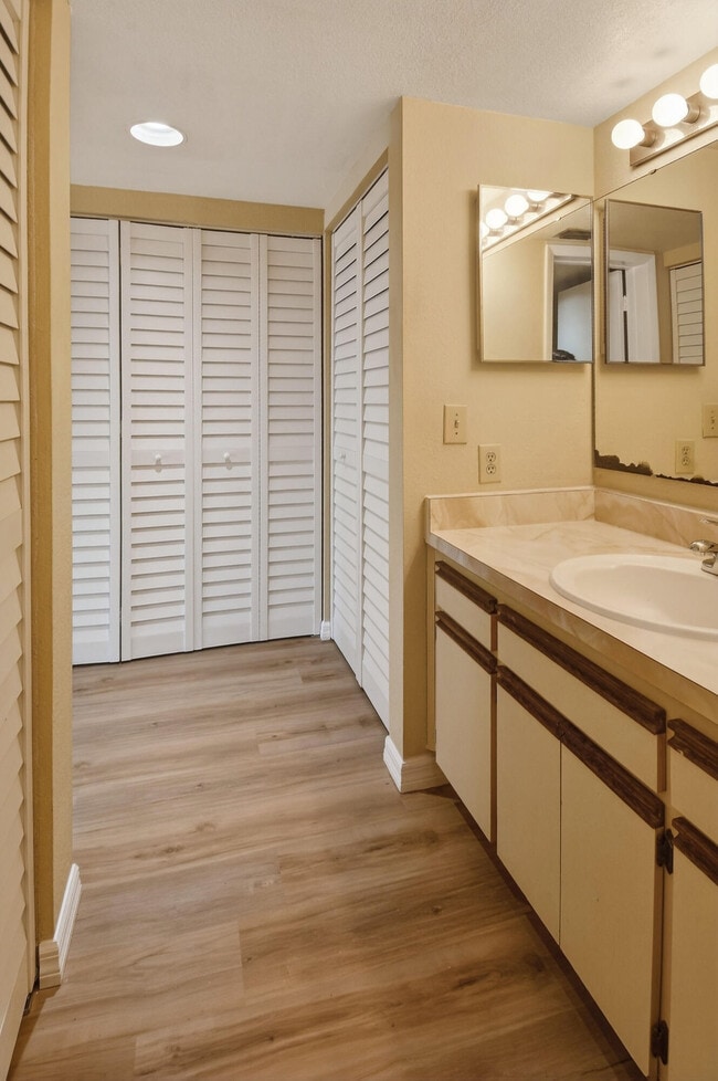 Building Photo - 1620 SE Green Acres Cir