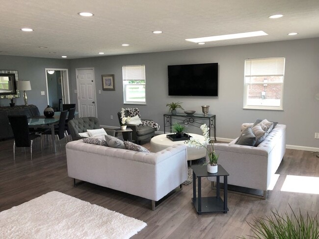 Building Photo - Fully Furnished Short-term rental Includes internet, cable, washer, dryer, etc