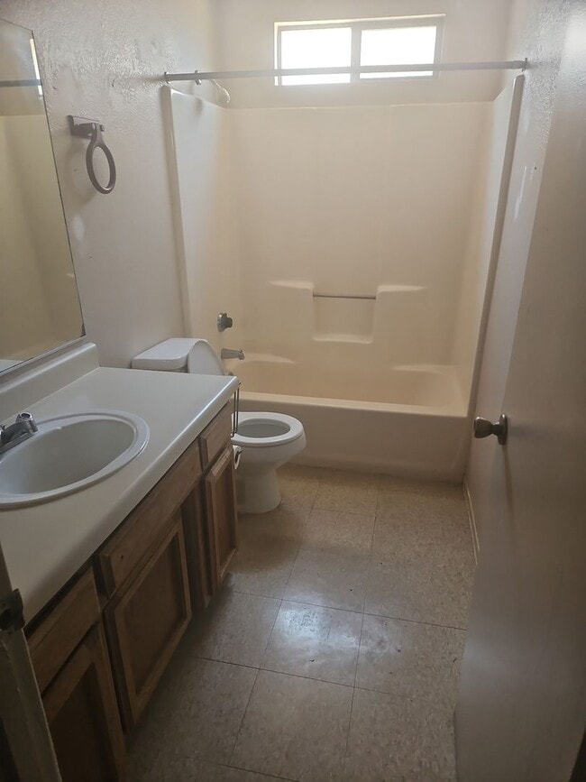 Building Photo - 2 BEDROOM 1 BATH UNIT