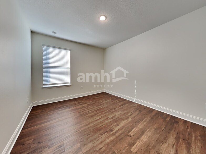 Building Photo - 380 Banyan Frst Dr