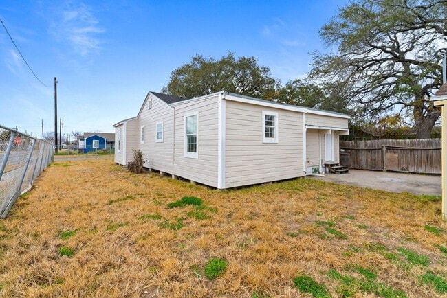 Building Photo - REMODELED 3 BEDROOM ON A CORNER LOT