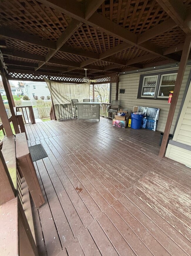 Building Photo - Spacious 4BR in a Quiet, Private Pocket