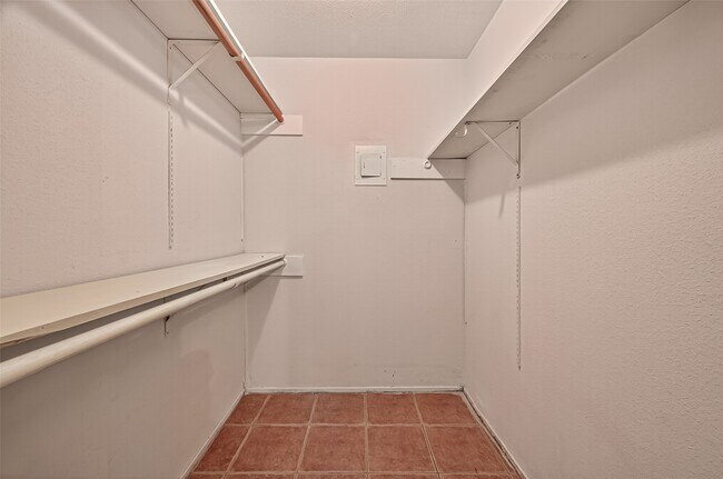 Building Photo - 8201 Richmond Ave.