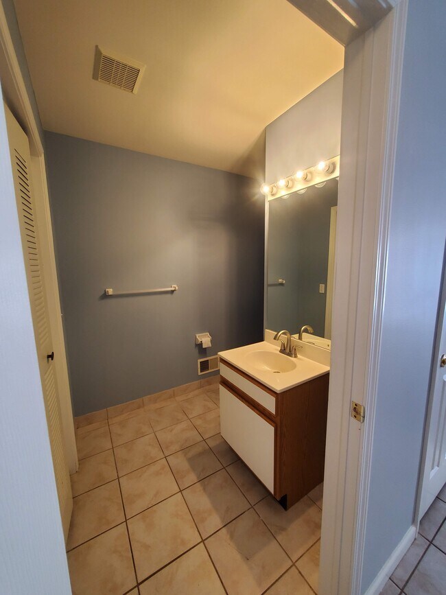 Building Photo - 20 Druid Ln