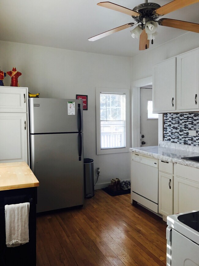 Kitchen with view to the backyard - 4048 Snelling Ave