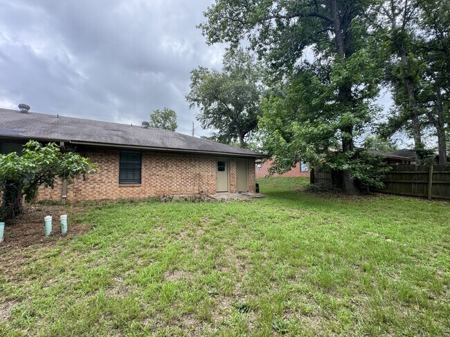 Building Photo - 16048 Shoshone Dr