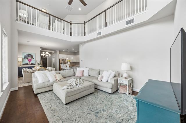 Building Photo - 1800 Roundtree Cir W